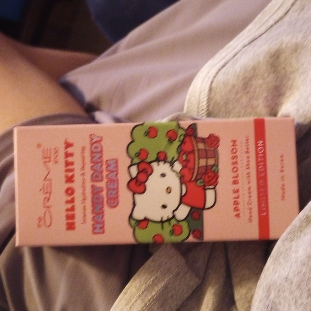 LIMITED EDITION Hello kitty handy dandy cream apple blossom lotion